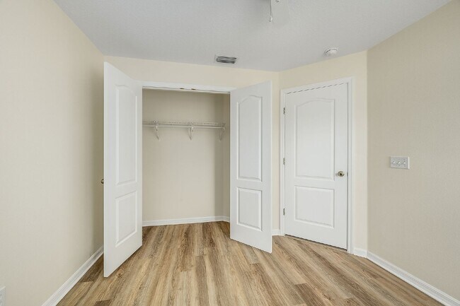 Building Photo - 4 BEDROOM POOL HOME IN SUNTREE!!!!!!!