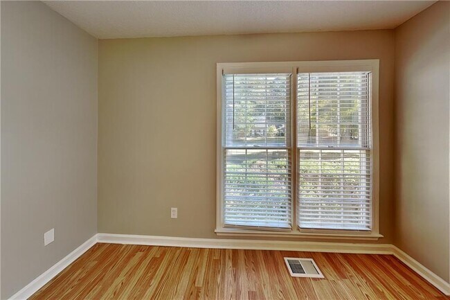 Building Photo - 39 Waterford Pl