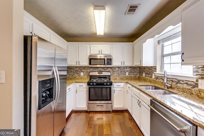 Building Photo - 2727 Manor Cove