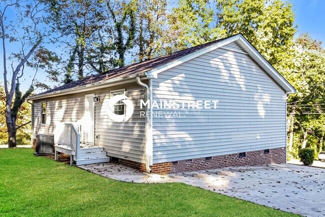 Building Photo - 3 Bedroom Pet-Friendly Home in Greensboro, NC with Main Street Renewal