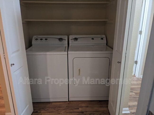 Building Photo - 407 S Memphis Way