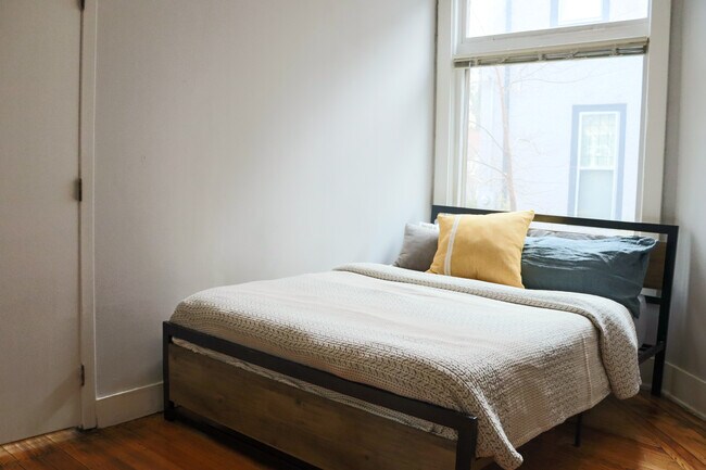 Building Photo - 2413 DuPont Ave S