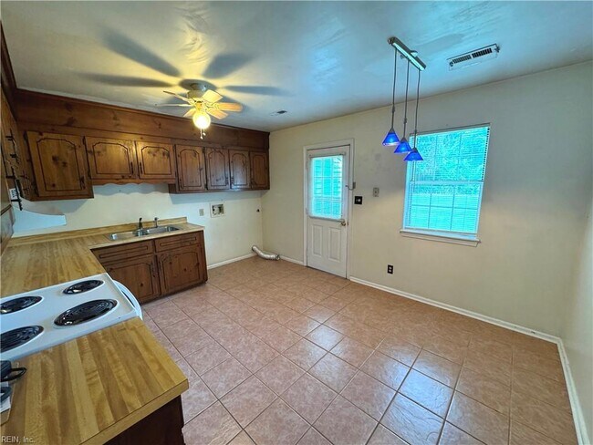 Building Photo - 312 Christa Dr