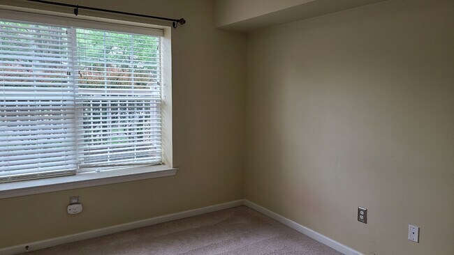 Building Photo - Spacious & Sunny 2Bed/2Bath End Unit in The Village at Town Center
