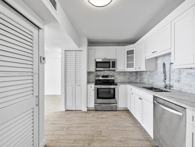 Building Photo - 9341 Collins Ave