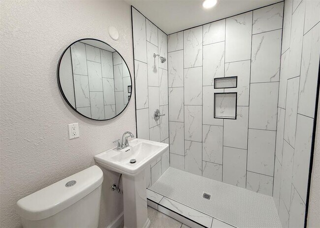 Building Photo - 203 W Dale St