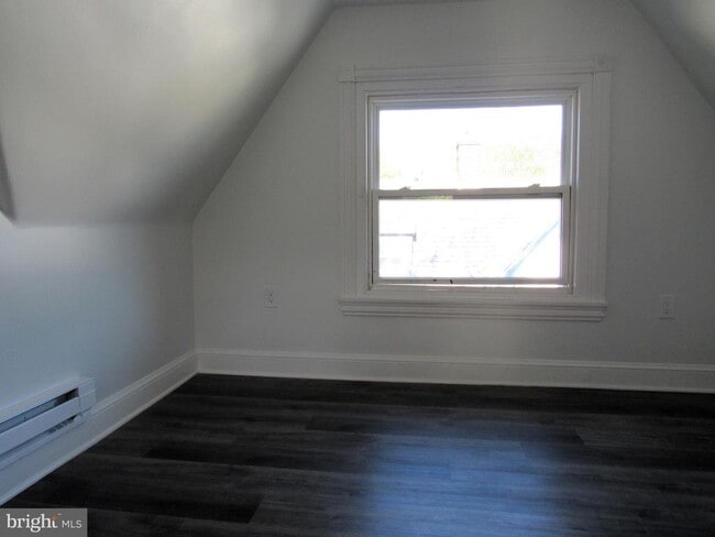 Building Photo - 704 Oak Ln