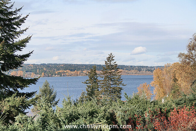 Building Photo - 2668 E Lake Sammamish Pkwy NE