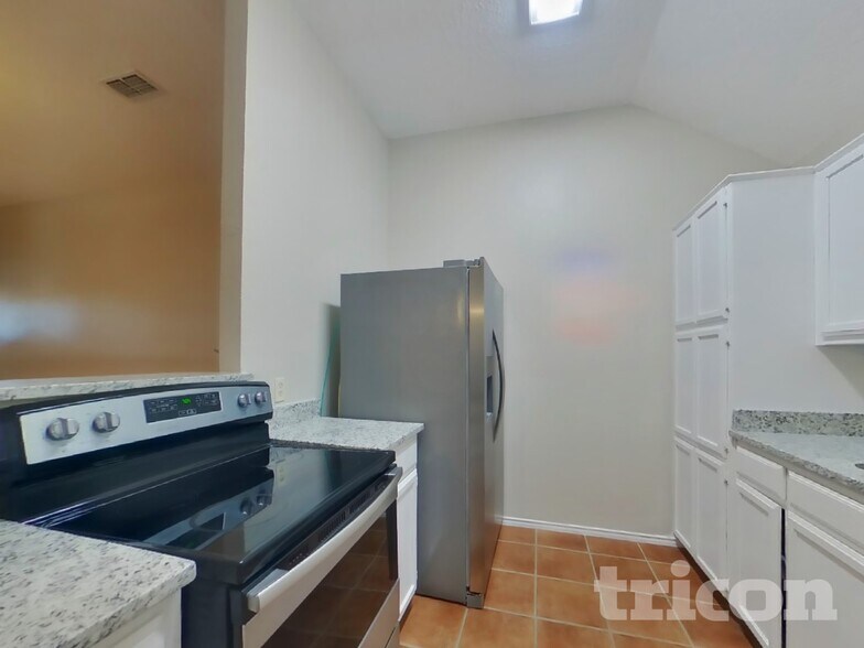 Building Photo - 1027 Brittany Dr