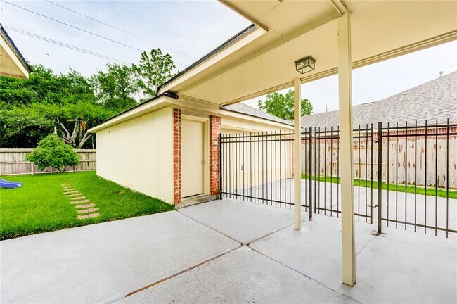 Building Photo - 20919 Field Manor Ln