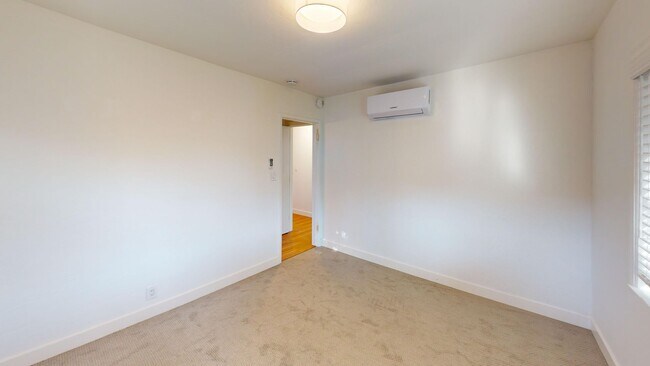 Building Photo - 117-119 Altena St