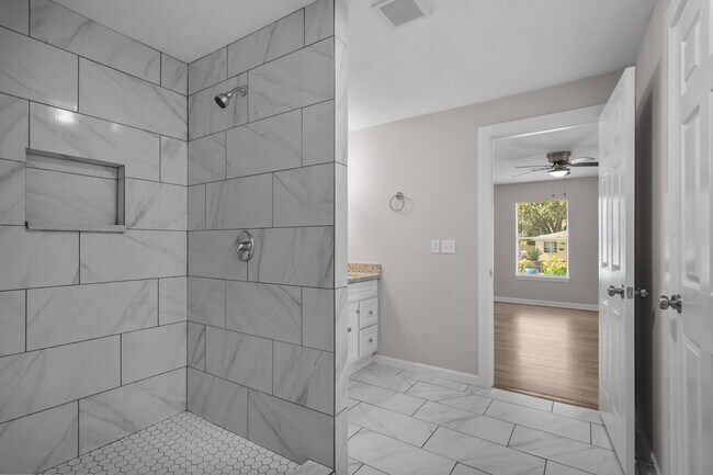 Building Photo - Charming 5- Bedroom Home in the Heart of T...