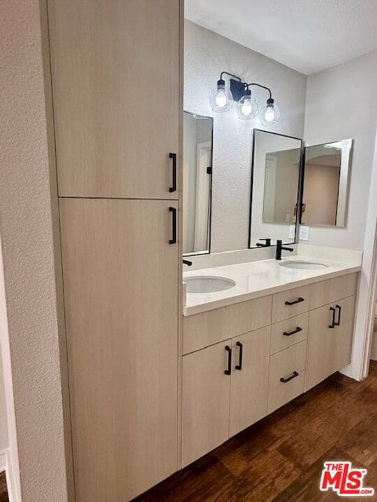 Building Photo - 7660 Beverly Blvd