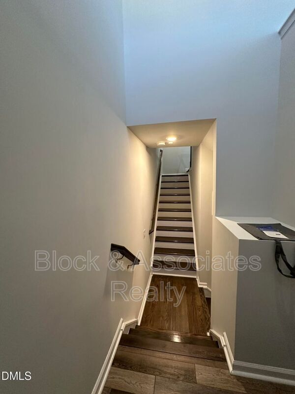 Building Photo - 608 Gimari Dr