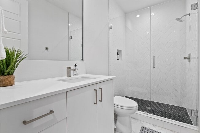 Building Photo - 4305 Roseland Ave