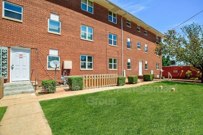 Building Photo - 1722 N Lindsay Ave