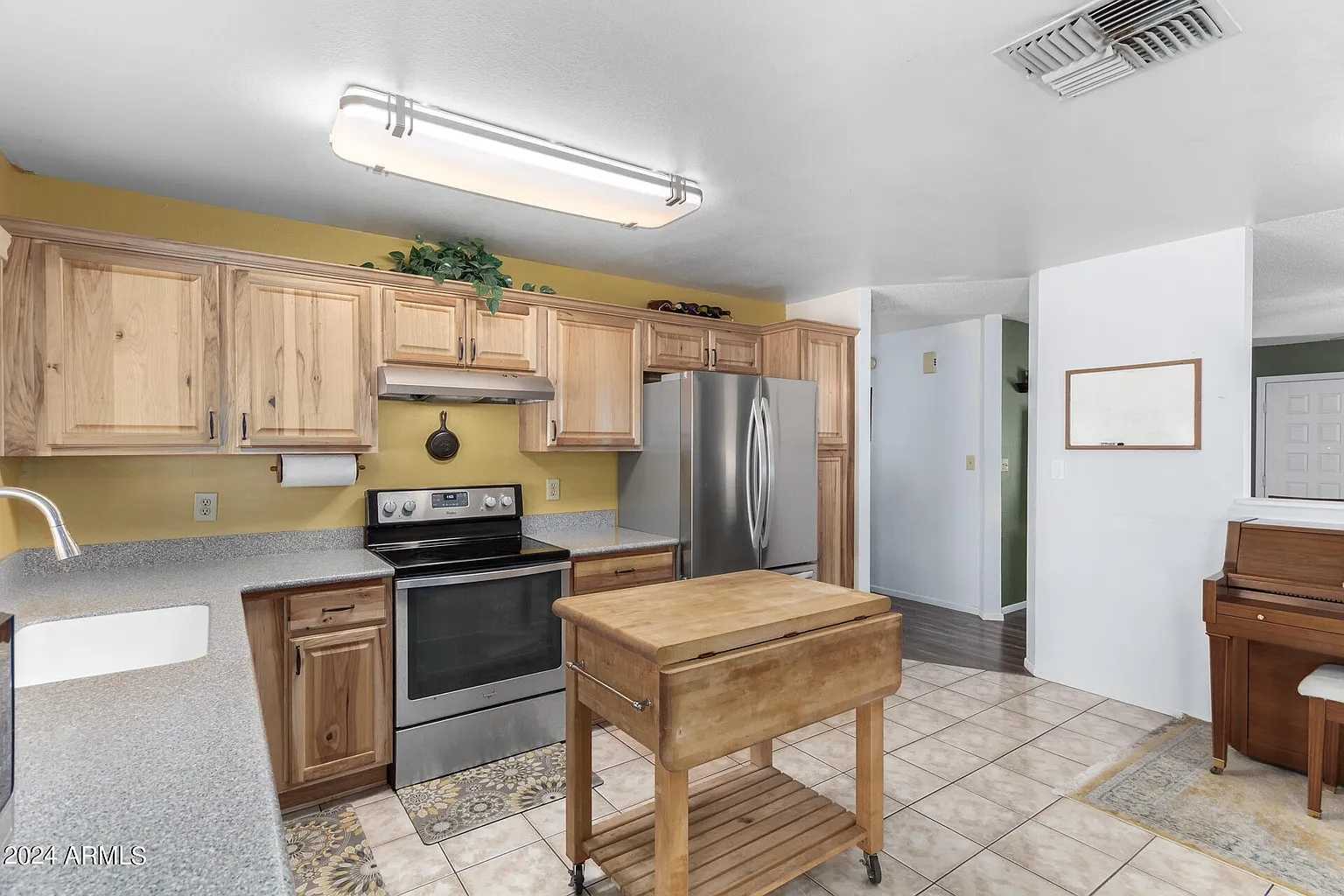 Building Photo - 716 E Hackamore St