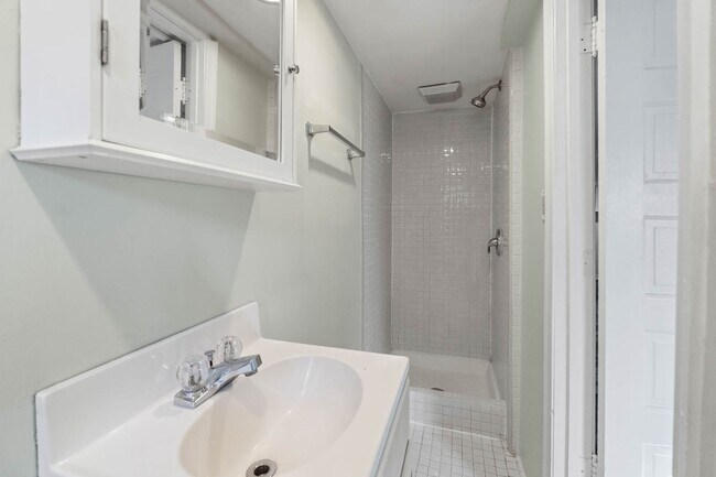 Building Photo - Capitol Hill Townhome | 3 Bed | 2 Bath | 1,350 Sf | Fenced-In Backyard