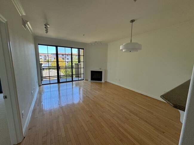 Building Photo - Updated Top Floor Unit -- Perfect Commuter Location -- Walking Distance to Laurel Street -- Must ...