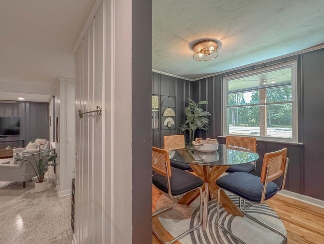 Building Photo - 1044 Seminole Dr