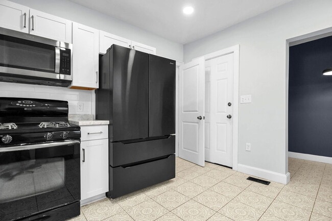 Building Photo - 587 S Ogden Ave