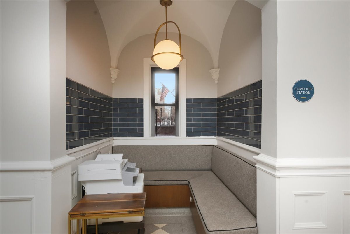 Building Photo - 1140 N La Salle Dr