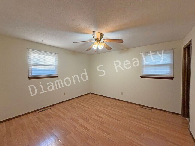 Building Photo - Charming 3 bedroom Home near Hwy 65 and Ch...