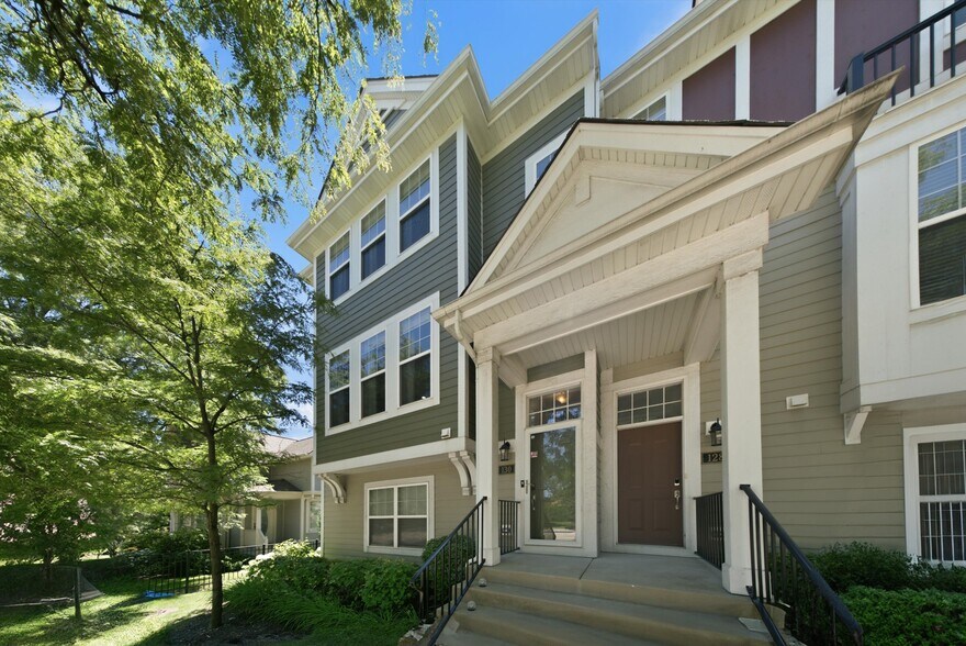 Building Photo - 130 Waterbury Cir