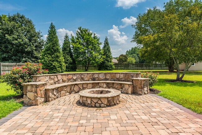 Building Photo - Beautiful Ranch Home with Large Fenced in Yard - Willow Spring - Available July 1st!