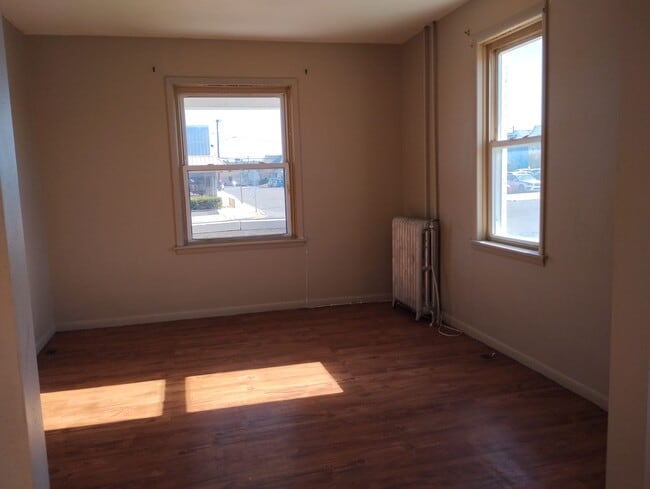 Building Photo - 370 S Poplar St