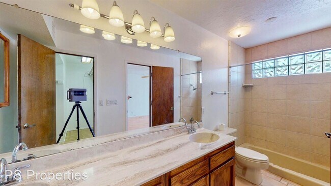 Building Photo - 3 br, 2 bath House - 11822 Apache Ave NE