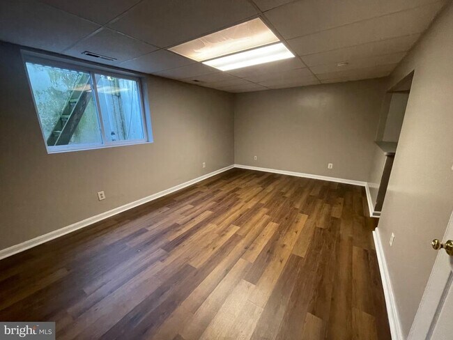 Building Photo - 10075 Maple Leaf Dr