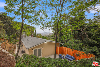 Building Photo - 8940 Holly Pl