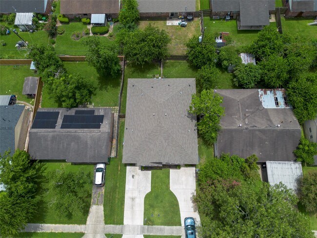 Building Photo - 3915 Brookmeade Dr