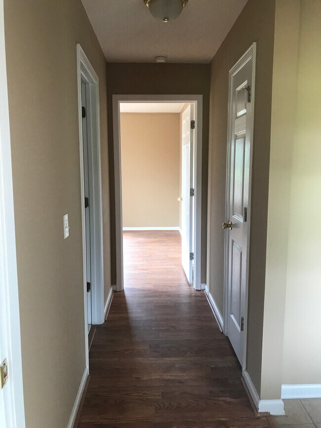 Building Photo - 814 King Arthur Dr