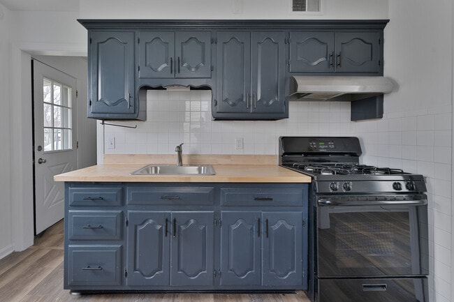 Building Photo - 98 N Navarre Ave