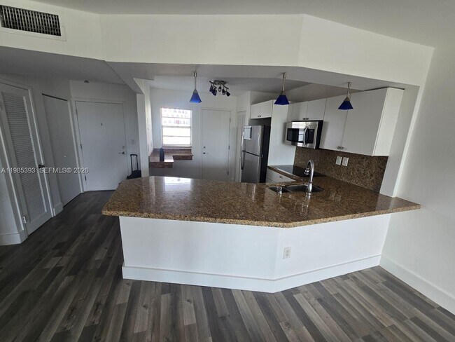 Building Photo - 1780 NE 191st St