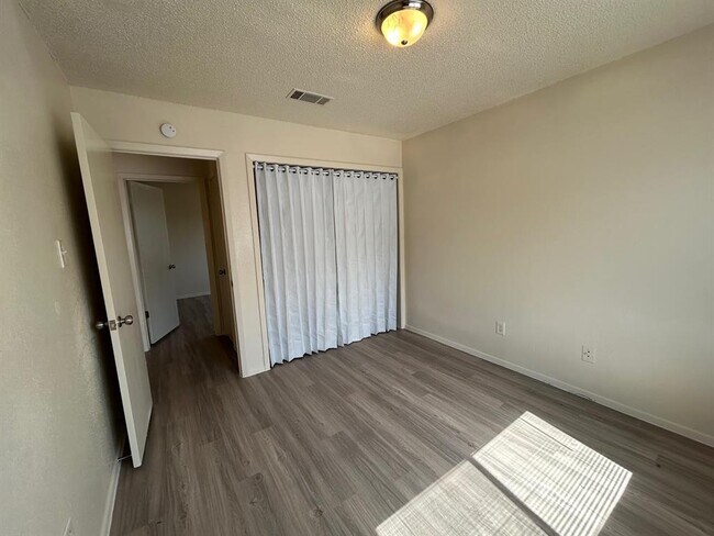 Building Photo - 521 Greenlawn Blvd