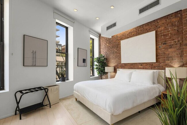 Building Photo - 354 Bowery