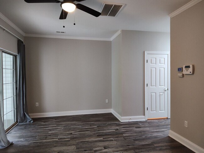 Building Photo - Move in ready Townhome in Morrison Place!