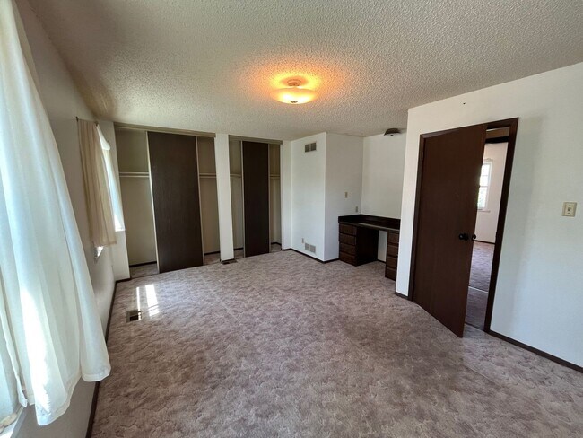 Building Photo - ALL PROSPECTIVE TENANTS MUST SUBMIT A $58 ...
