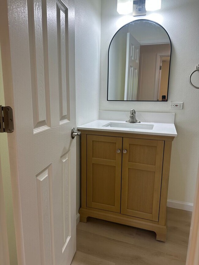 Building Photo - Spacious 3 Bedroom House with Attached Garage and Large Yard!