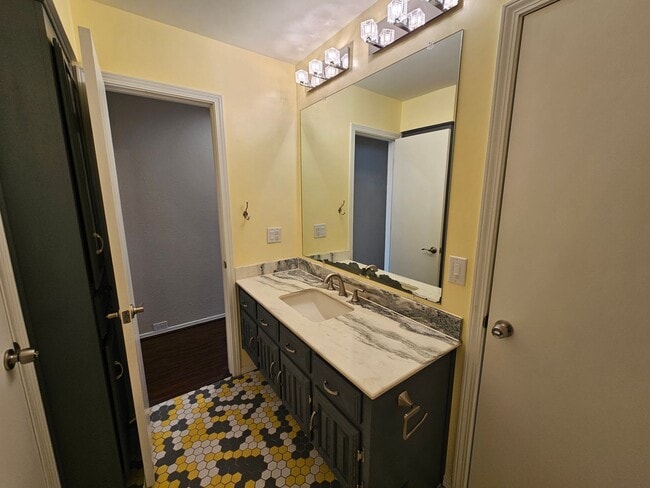 Building Photo - AVAILABLE NOW!