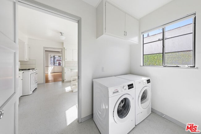 Building Photo - 1031 S Tremaine Ave