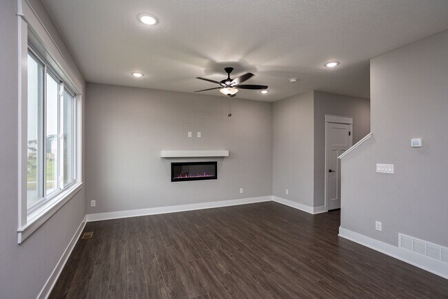 Building Photo - Like-New 4-Bedroom Home in Heritage Park –...