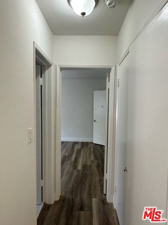 Building Photo - 517 S Kenmore Ave