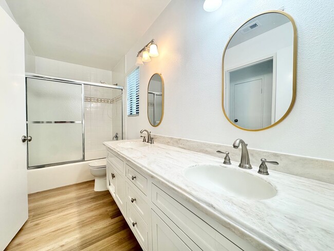 Building Photo - Beautiful 3Bd/2.5Ba Available In Costa Mesa