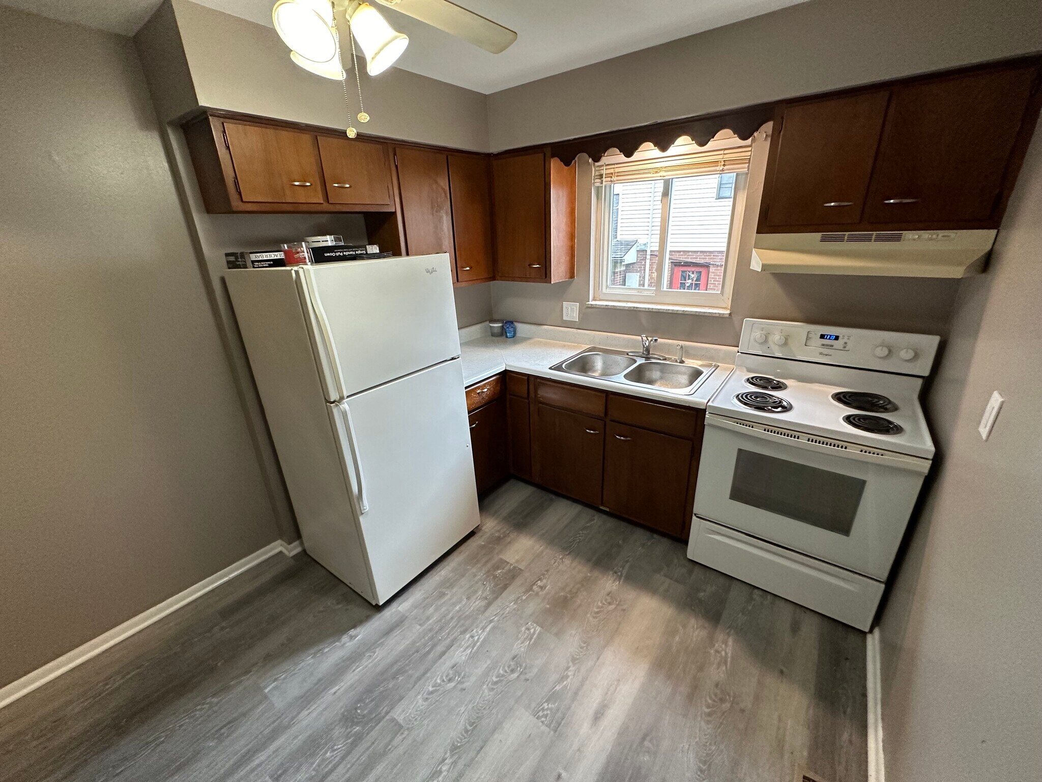 NOTE: Photos are of unit 2 - 4115 Roosevelt Blvd