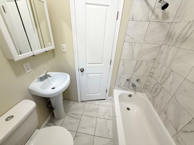 Building Photo - Gorgeous 3-Bedroom Townhome in Elmwood Park! Available NOW!