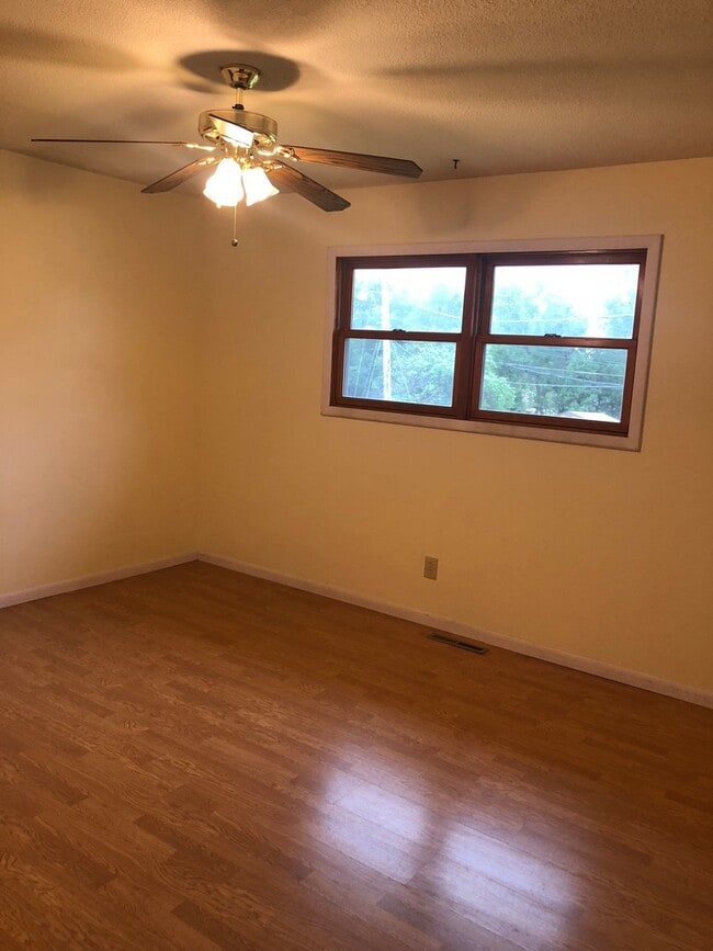 Building Photo - Beautiful Spacious Home